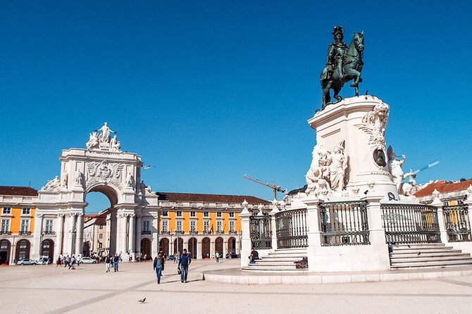 1 Guide 1 Tuk Tuk — Complete Historical Tour — True Local Guide - The viewpoint loop: Santa Justa plus Miradouros over Alfama