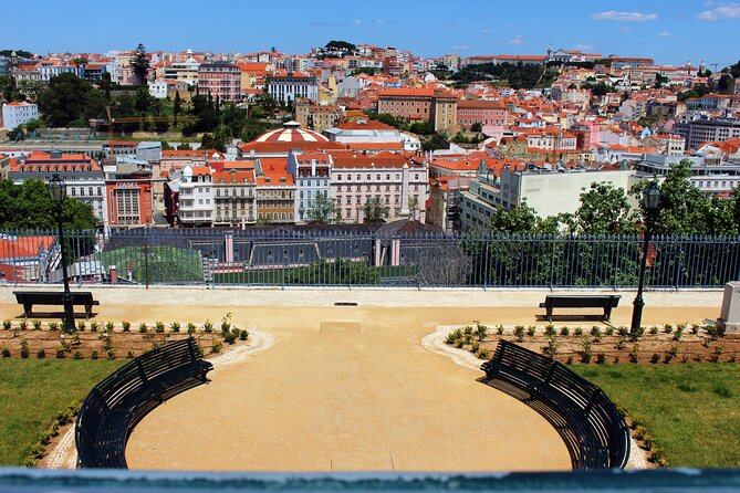 1 hour in Tuk Tuk to access the famous viewpoints of Lisbon - The Roman-style monument stop: a quick history anchor
