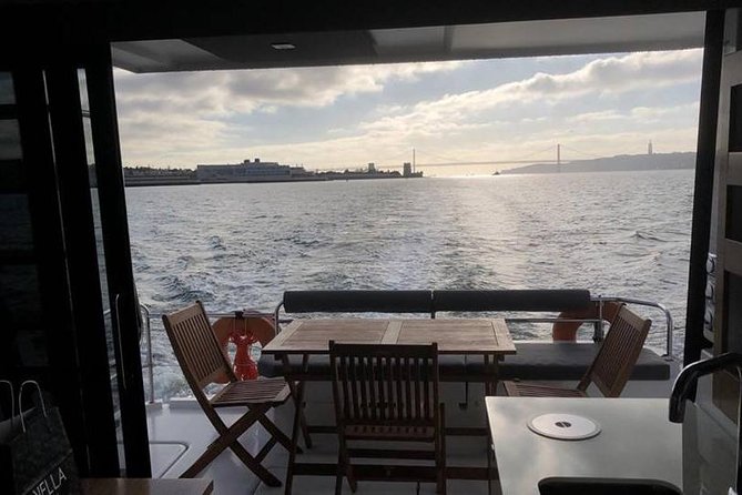 1H power catamaran up to 18 people in Lisbon - Lisbon by boat, without the whole day commitment