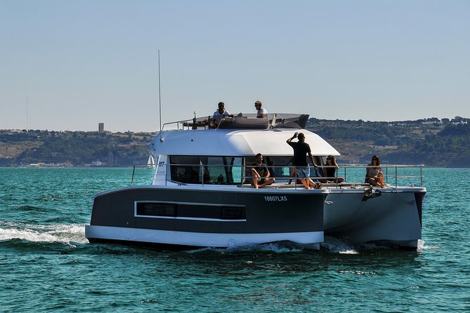 1H power catamaran up to 18 people in Lisbon - The main square stop: what you can do in a short window