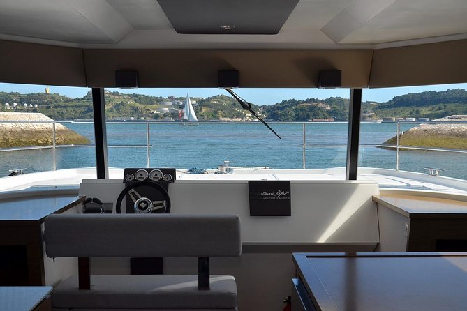 1H power catamaran up to 18 people in Lisbon - On board perks: snacks, one drink, and real group value