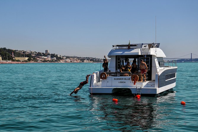 1H power catamaran up to 18 people in Lisbon - Skipper-led, no official guide: how to get more from the ride