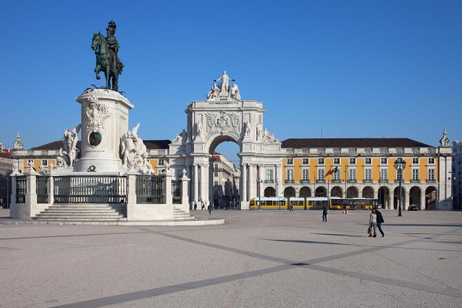 1H power catamaran up to 18 people in Lisbon - Getting onto the water: where you meet and what to expect
