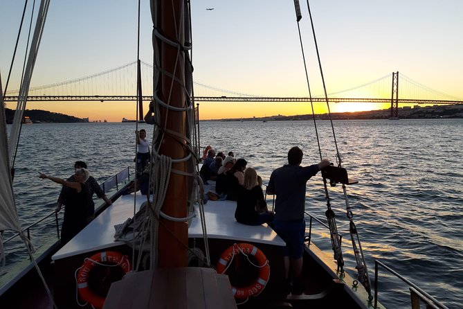 2-Hour Lisbon Traditional Boats Sunset Cruise with White Wine - Timing and departure choices: when to book for the best sunset