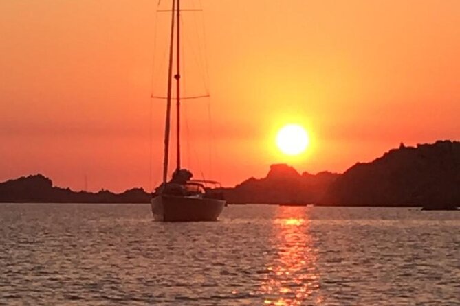 2 hours Private sunset experience by sailboat in Cascais - Praia da Duquesa and Praia da Conceicao: beach time without the beach crowds