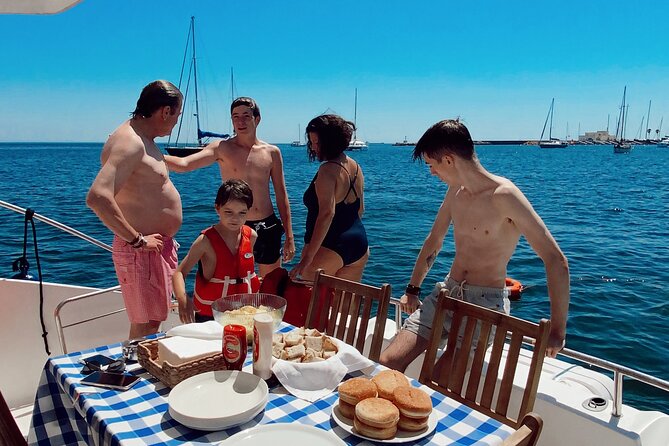 2H Lisbon Private Luxury Catamaran Tour with Welcome Drink - Historic Riverfront Views, Plus Photo Time at a Giant Plaza