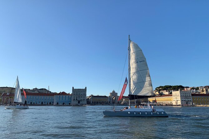 2H Private Sailing Catamaran "Vertigo" Tour in Lisbon up to 18pax - Discovery Monument: a good break in the skyline story