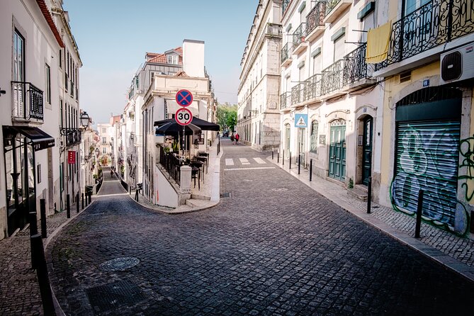 2h TukTuk Private Tour Free Pick-up - Miradouro das Portas do Sol: Alfama meets the river