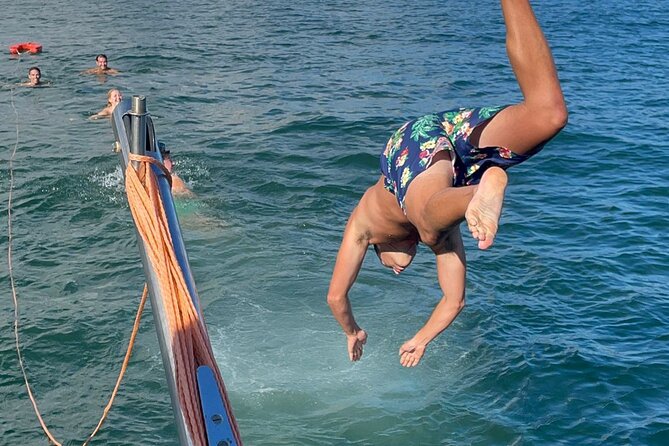 4 Hours Private Tour with Dives in Catamaran in Lisbon - Getting on board smoothly: meeting point and timing tips