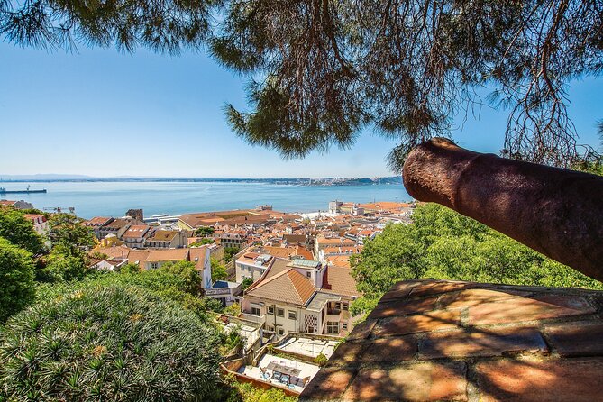 Alfama and the Castle of Saint George Skip the line Tour - Lisbon Cathedral narthex: a small stop that sets the tone