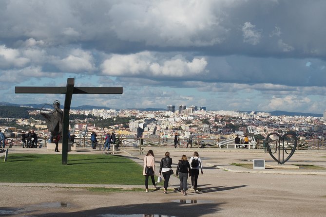 Arrábida, Palmela & Sesimbra–Wine, Tiles & Cristo Rei Experience - Cristo Rei viewpoint and the 25 de Abril Bridge photo moment