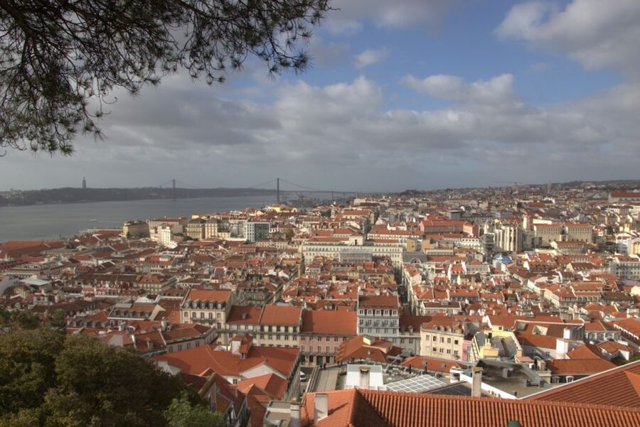 Audio Guide City Walk Lisbon for Cruise Guests - Castelo de São Jorge and the Roman theatre ruins on the way down