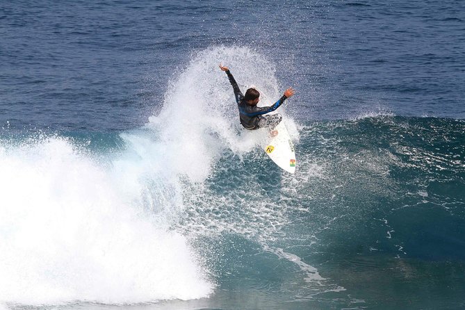 Aulas de Surf - Gear rental included: what it solves and what you still need