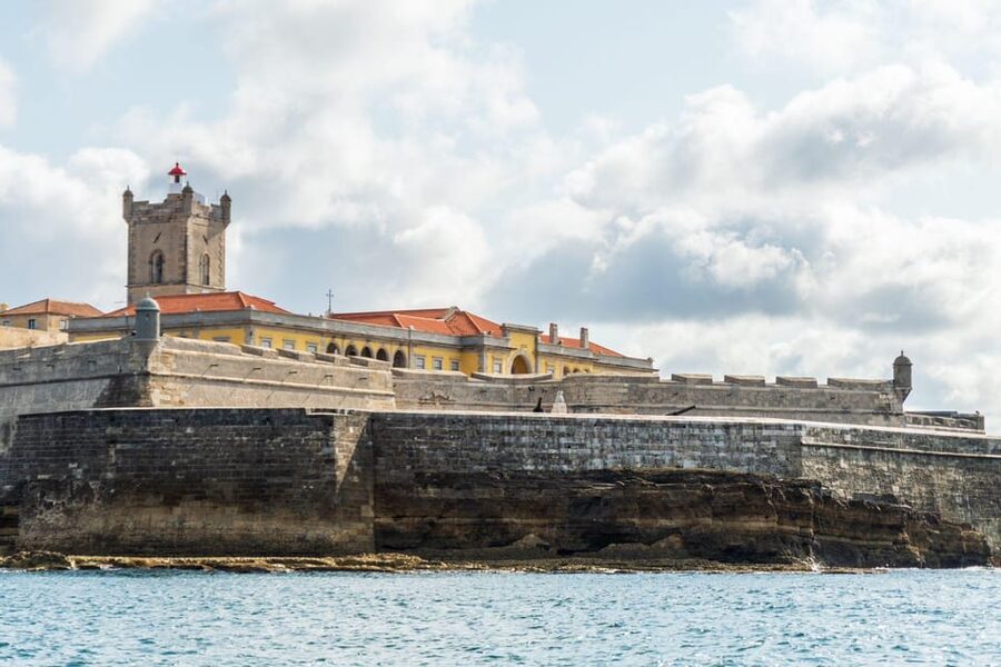Boat tour: charming Cascais Coast to Lisbon lighthouse - Fort of São Lourenço do Bugio: the lighthouse circumnavigation that anchors the trip