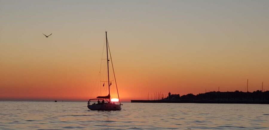 Cascais: 2-Hour Sunset Cruise - Drinks, food, and what to plan before you board