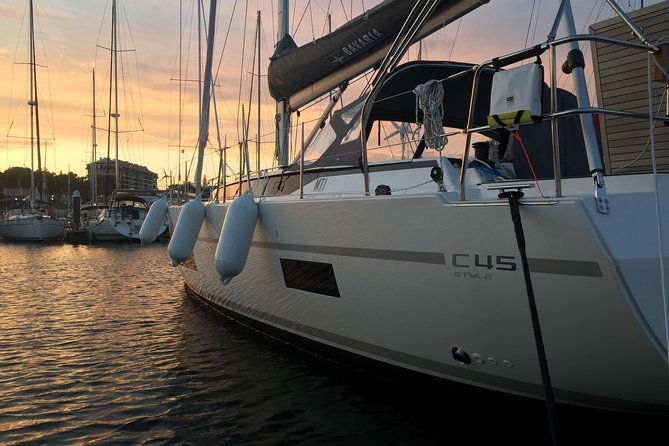 Cascais Private Luxury Sunset 2h Cruise with a drink - Your 2-hour route: Cascais marina to Estoril and Carcavelos