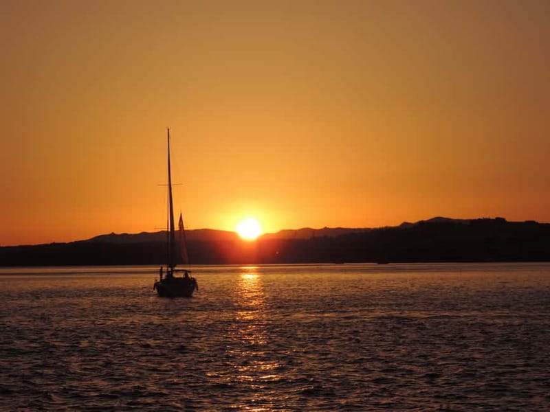 Cascais: Sunset Boat Trip with Welcome Drinks - The Cascais Coastal Circuit: Villas, Forts, Casino, and Bond Spots