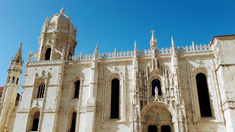 Chaparru's Lisbon Essentials 5 H Tuk Tuk Tour - Your guide: live commentary in multiple languages, with a stand-out name