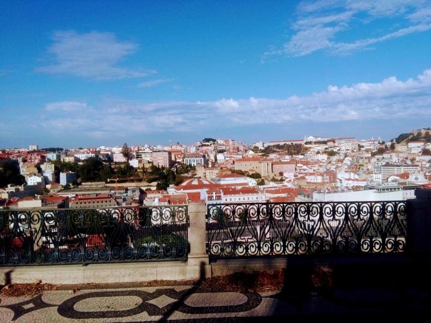 Chaparru's Tours_Lisbon:2-hour sightseeing tour by TukTuk - Guides, pace, and how the tour keeps you oriented