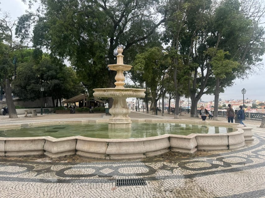City Highlights Eco Tuk Tours - São Vicente, the Lisbon Flea Market Pass-By, and How the Tour Keeps Moving