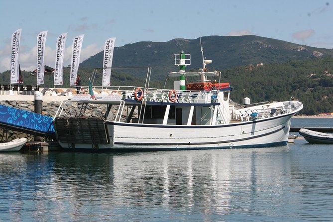 Classic Yacht Experience in Lisbon with portuguese wine - Group Size, Seating, and Sound: Making Comfort Work for You
