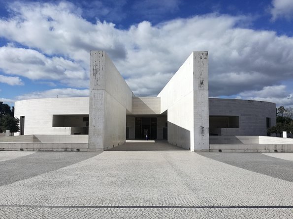 Discover Fátima, Batalha, Nazaré and Óbidos by VAN -Full Day Tour - Getting from Batalha to Nazaré: the coastal pace shift