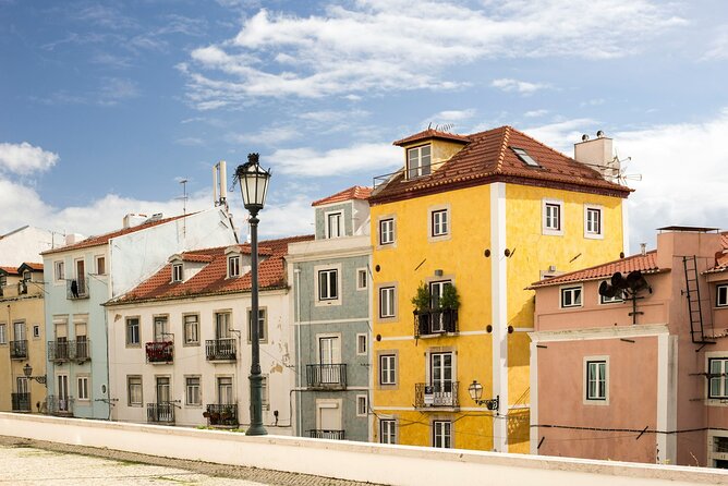 Essential Lisbon Highlights Walking Tour - Meeting at Praça do Comércio and starting with the water
