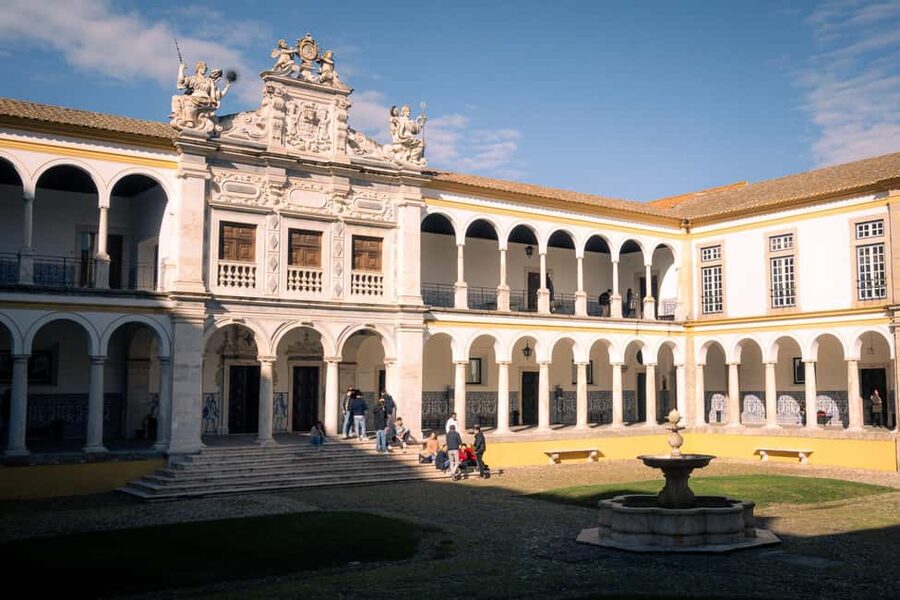 Évora: Flexible Walking Tour in Historic Center - Why a Walkbox self-guided tour works so well in Évora