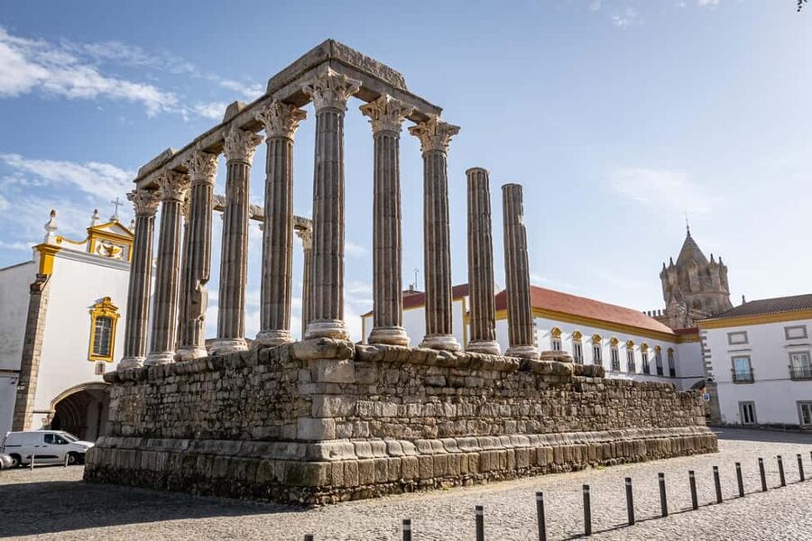 Évora: Flexible Walking Tour in Historic Center - Rua do Cano and Água de Prata Aqueduct to Praça de Sertório