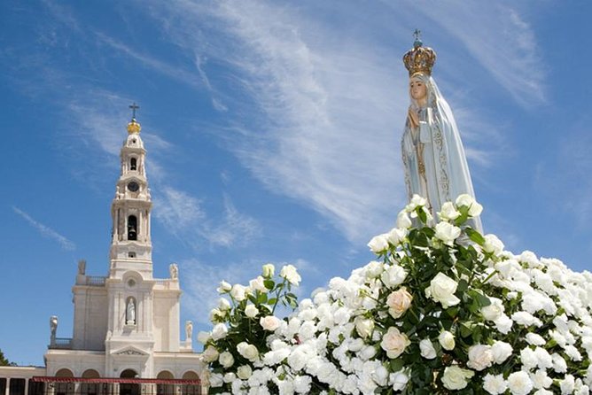 Faith and Heritage: Fátima Batalha Nazaré and Óbidos Private Tour from Lisbon - Nazaré: fishing village charm, the Sitio legend, and big-wave views