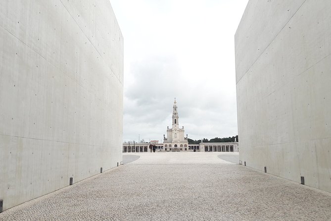 Fátima, Batalha, Nazaré and Óbidos day Tour - Stop 1: Sanctuary of Our Lady of Fátima and the Candle Moment
