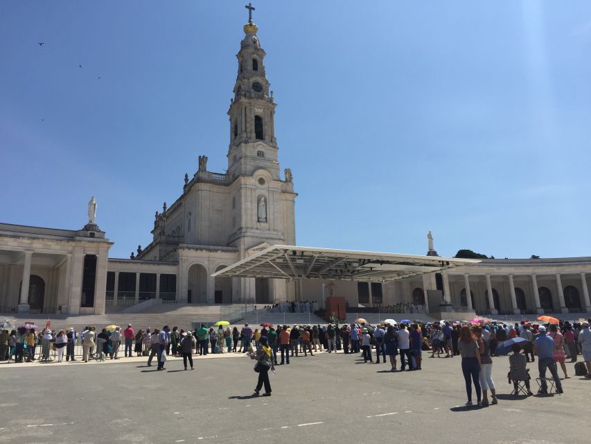 Fatima, Batalha, Nazaré and Óbidos: Private Full Day Tour - Óbidos: fortified medieval streets and local liqueur time