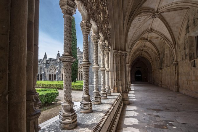 Fátima – Batalha – Nazaré – Óbidos: FAITH, HISTORY, AND BEAUTY - Fátima Sanctuary Walk: Memory Chapel, Holy Trinity Church, and Basilica