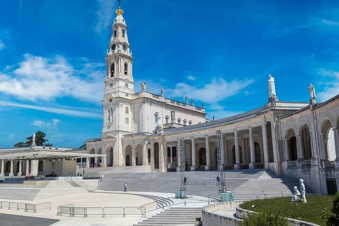 Fátima Hd and the 3 little shepherd’s house - Basilica time: Our Lady of Fatima and the 2007 Trindade basilica