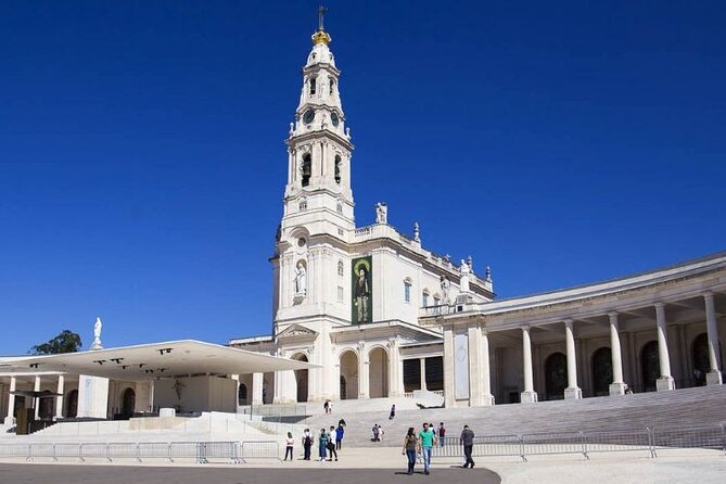 Fátima, Nazaré and Obidos Full Day Tour - Stop 2: Nazaré for Sea Views, the Lighthouse Walk, and Lunch