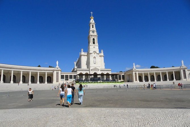 Fátima, Nazaré and Óbidos Private Tour from Lisbon - Nazaré: artisan village time, surf fame, and a good lunch window