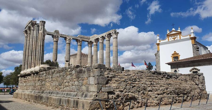 From Lisboa: Evora and Monsaraz Full-Day Tour - Évora Cathedral and the Old Square, Where You Can Slow Down