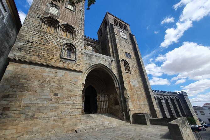 From Lisboa: Evora & Monsaraz Private Full Day Tour - Palacio de Dom Manuel: a quick royal pause and garden contrast