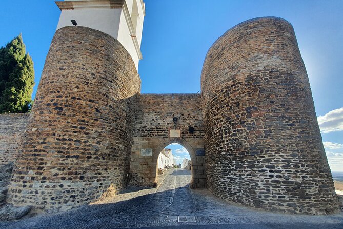 From Lisboa: Evora & Monsaraz Private Full Day Tour - Évora’s local market and lunch freedom in the Historic Centre