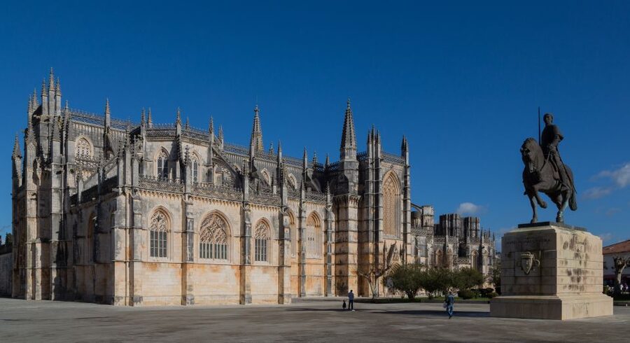 From Lisboa: Fatima, Nazare, Obidos & Batalha Full Day Tour - Nazaré: Fishing Village Charm and the Big-Wave Reality Check