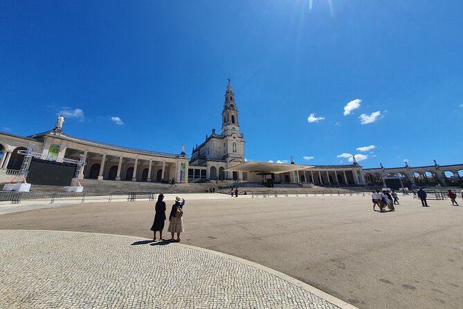 From Lisboa: Fátima, Nazaré, Óbidos & Batalha Private Tour - Farol de Nazaré: lighthouse views and the monster-wave reputation