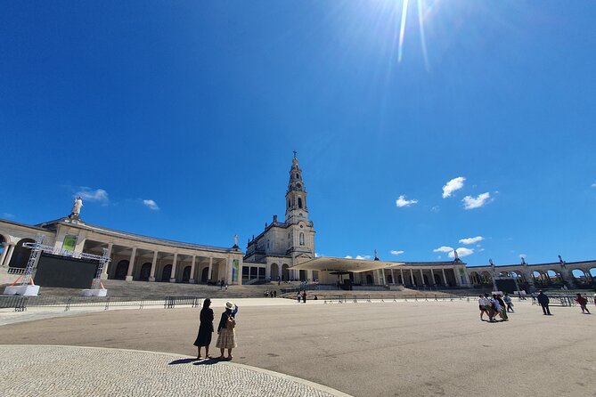 From Lisboa: Fátima, Nazaré, Óbidos & Batalha Small-Group Tour - Óbidos Inside the Walls: One Hour for Medieval Streets and Sweet Stops