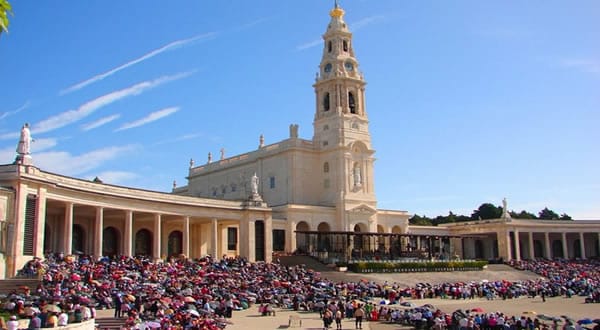 From Lisbon: Fátima, Batalha, Nazaré and Óbidos Day Tour - Sanctuary of Fátima and the Church of the Most Holy Trinity