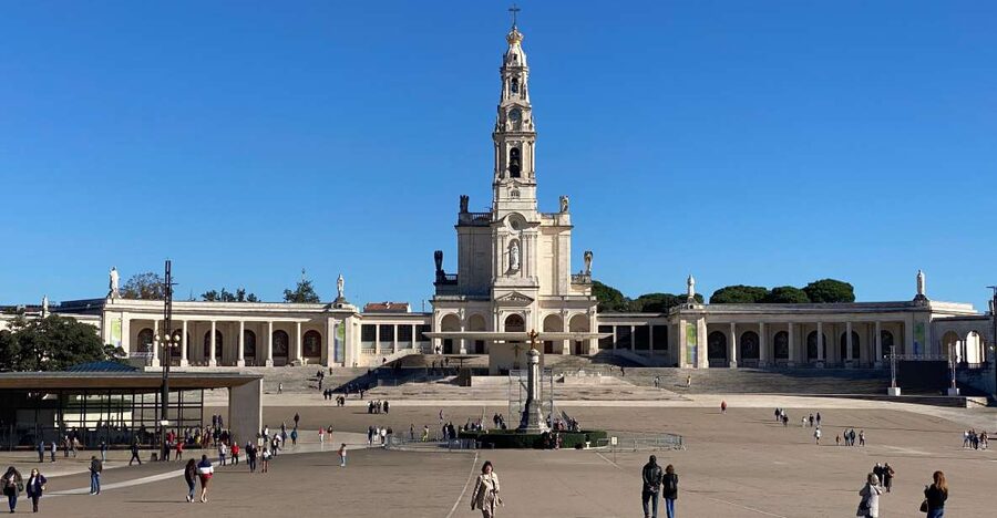 From Lisbon: Fátima, Batalha, Nazaré, and Obidos Tour by Van - Pickup in Lisbon, then a small-group ride in an air-conditioned van