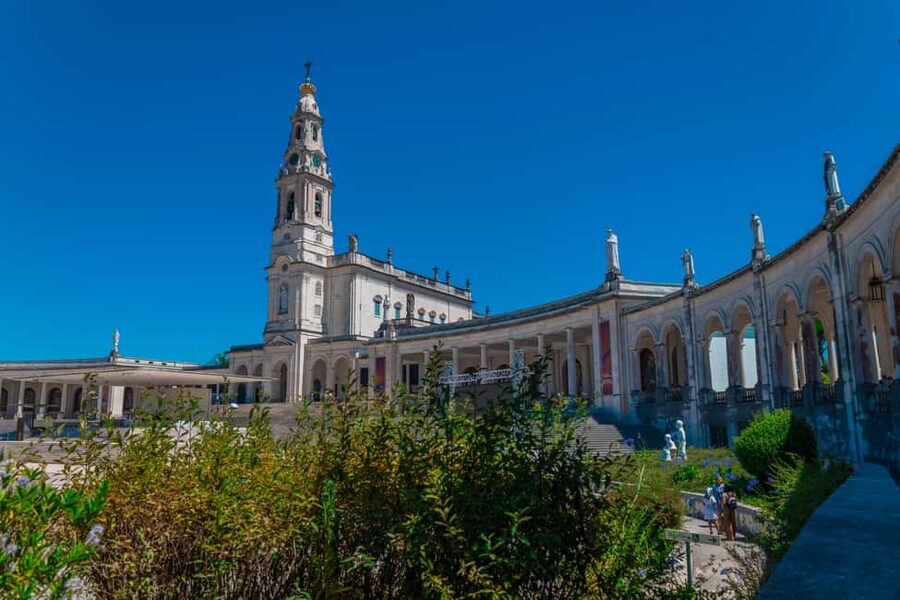 From Lisbon: Fátima, Nazaré & Sintra – 3 Cities Guided Tour - Contingency planning: when Pena might change to Queluz or Regaleira