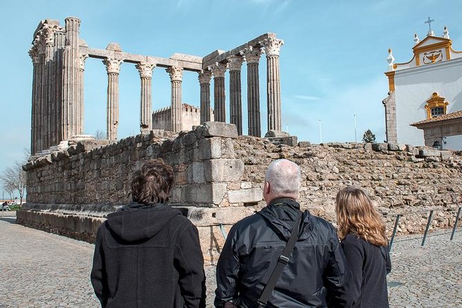 From Lisbon to Alentejo: Évora and Megaliths Full-Day Group Tour - Praça do Giraldo: how to use your 90 minutes without rushing