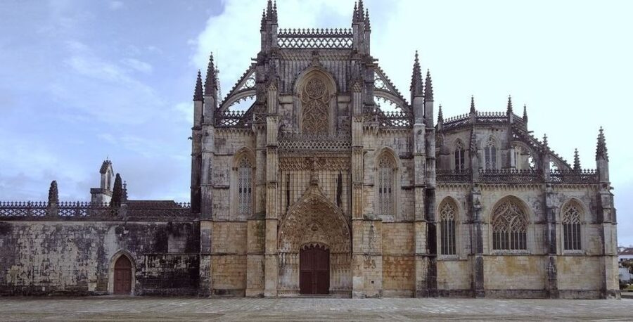 From Lisbon: Tour to Fátima, Batalha, Nazaré and Óbidos - The guide and van experience: what makes the day feel easy