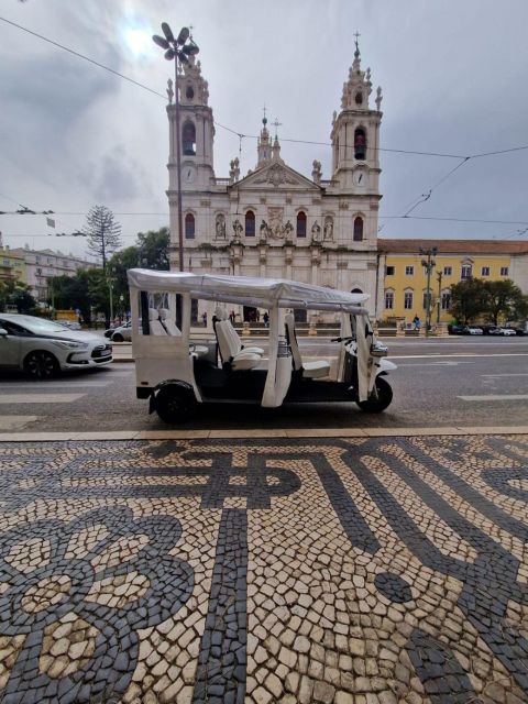 Full city of Lisbon on board of a private car - What the guide quality looks like on the ground