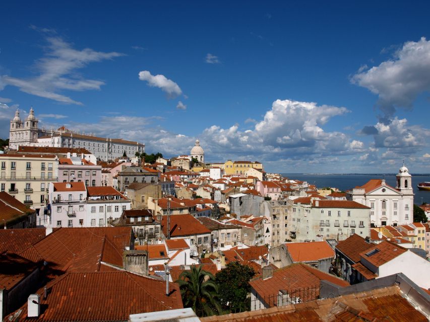 Full city of Lisbon on board of a private car - Price and value for a private group up to 6