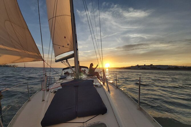 Golden Hour Boat Tour - Sailing by the Monuments with Wine - Drinks, Blankets, and the Comfort Stuff That Changes Everything